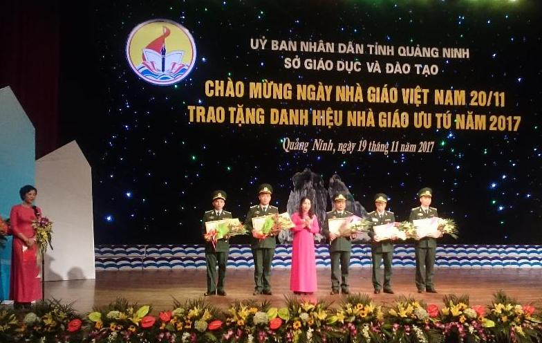 Giám đốc Sở GD&ĐT tặng Bằng khen cho các "thầy giáo mang quân hàm xanh"