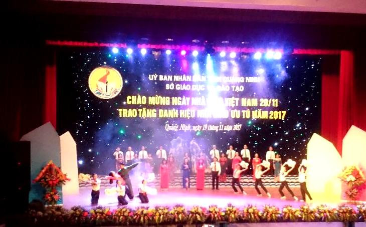 Các thầy cô giáo cùng cất cao lời bài ca Người giáo viên nhân dân