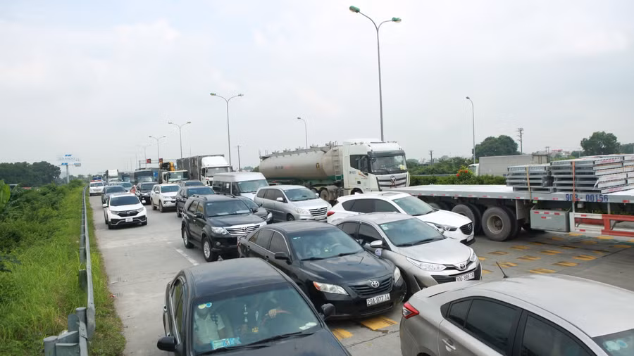 Nhằm bảo vệ thành quả chống dịch cũng như phòng, chống dịch Covid-19, tránh lây lan dịch bệnh ra các tỉnh, thành khác từ việc di chuyển không an toàn của người dân, công tác kiểm soát người và phương tiện tại 22 chốt kiểm soát này vẫn được tăng cường chặt chẽ như trước khi thành phố nới lỏng giãn cách.