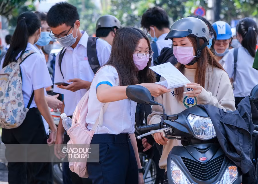 Học sinh chia sẻ niềm vui với gia đình sau khi kết thúc bài thi .