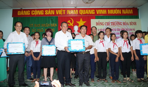 Phó Thủ tướng Thường trực Chính phủ Trương Hoà Bình thăm, tặng quà các gia đình chính sách, học sinh hiếu học huyện miền núi Tây Trà, tỉnh Quảng Ngãi. Ảnh: VGP