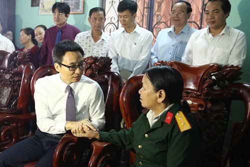 Phó Thủ tướng cũng đã tới thăm nữ Anh hùng lực lượng vũ trang Y Buông. Ảnh: VGP Phó Thủ tướng cũng đã tới thăm nữ Anh hùng lực lượng vũ trang Y Buông. Ảnh: VGP