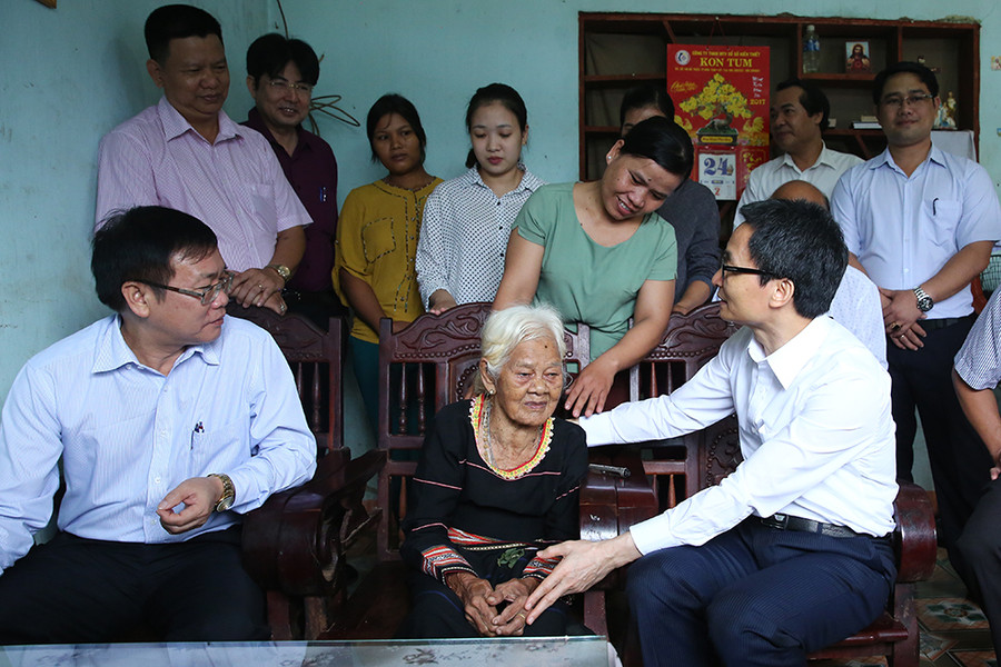 Phó Thủ tướng Vũ Đức Đam tới thăm và tặng quà Mẹ Việt Nam Anh hùng Y Nối. Ảnh: VGP Phó Thủ tướng Vũ Đức Đam tới thăm và tặng quà Mẹ Việt Nam Anh hùng Y Nối. Ảnh: VGP