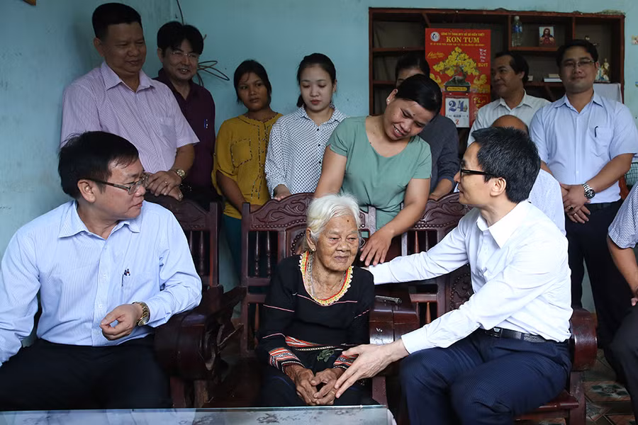 Phó Thủ tướng Vũ Đức Đam tới thăm và tặng quà Mẹ Việt Nam Anh hùng Y Nối. Ảnh: VGP