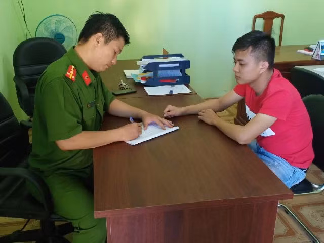 Chủ cơ sở kinh doanh dịch vụ massage Nguyễn Duy Quốc Trường làm việc với cơ quan chức năng. Ảnh: Công an tỉnh Bình Phước