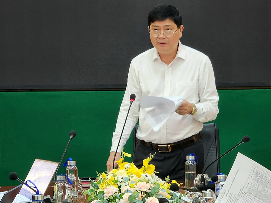 Ông Phạm Đăng Khoa - Giám đốc Sở GD&ĐT công bố kết quả Kỳ thi tốt nghiệp năm 2023 tại Hội đồng thi Đắk Lắk (ảnh: Thành Tâm). Ông Phạm Đăng Khoa - Giám đốc Sở GD&ĐT công bố kết quả Kỳ thi tốt nghiệp năm 2023 tại Hội đồng thi Đắk Lắk (ảnh: Thành Tâm).