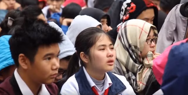 Học sinh trong trường đa phần khóc vì xúc động khi nghe thầy giảng.