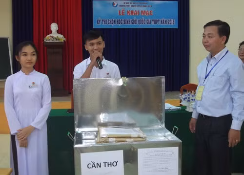 Thí sinh kiểm tra thùng đựng đề thi