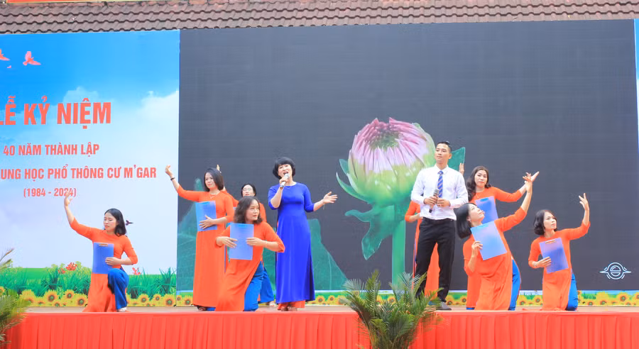 Một tiết mục văn nghệ do thầy cô giáo, nhân viên Nhà trường biểu diễn. (Ảnh: TT)