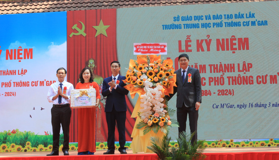 Sở GD&ĐT tặng hoa chúc mừng Nhà trường. (Ảnh: TT)