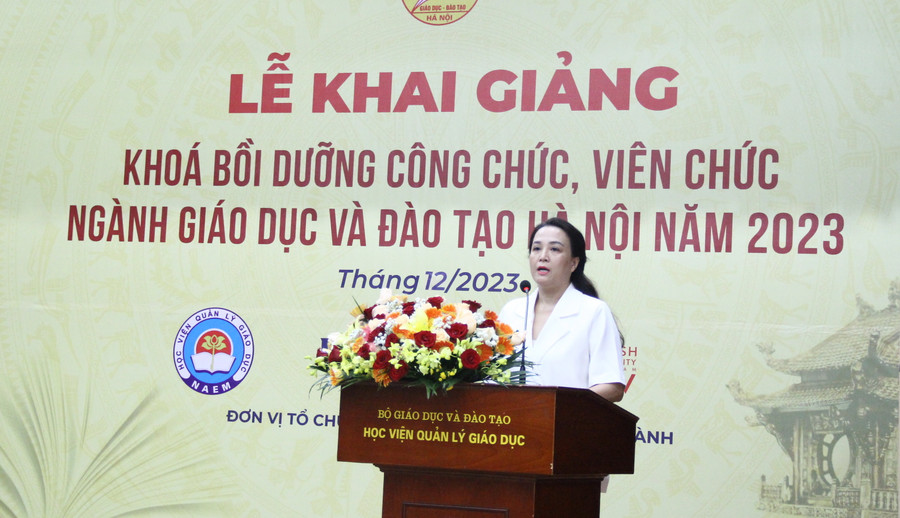 TS Phùng Thị Lý Hằng – Phó Giám đốc Học viện Quản lý giáo dục trao đổi tại lễ khai giảng. TS Phùng Thị Lý Hằng – Phó Giám đốc Học viện Quản lý giáo dục trao đổi tại lễ khai giảng.
