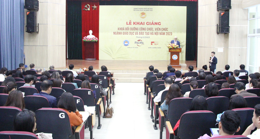 Toàn cảnh lễ khai giảng. Toàn cảnh lễ khai giảng.