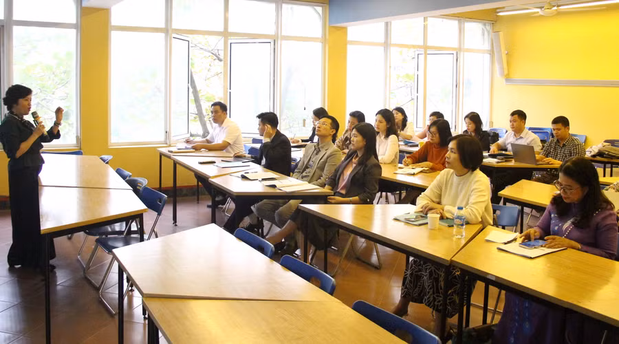 Giảng viên và học viên ở Học viện Quản lý giáo dục.