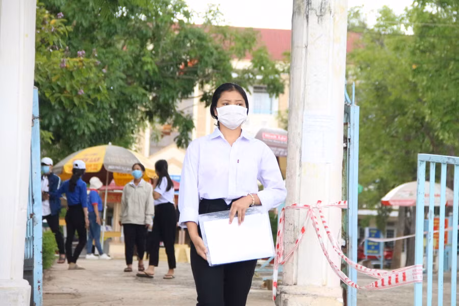 Thí sinh Kon Tum tự tin bước ra khỏi phòng thi.