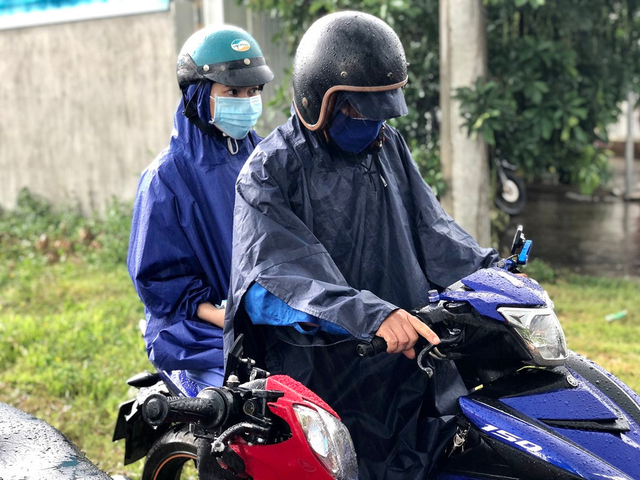 Tình nguyện viên không kể nắng, mưa đưa đón thí sinh khó khăn và hỗ trợ khi các em quên giấy tờ, đồ dùng... Tình nguyện viên không kể nắng, mưa đưa đón thí sinh khó khăn và hỗ trợ khi các em quên giấy tờ, đồ dùng...