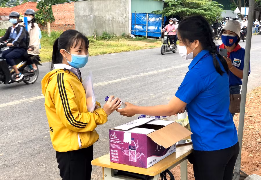 Những chai nước phát cho thí sinh sau mỗi buổi thi.