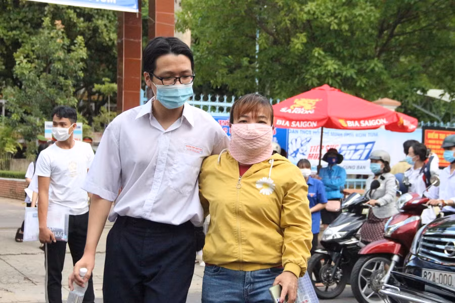 Thí sinh chia sẻ niềm vui với người thân.