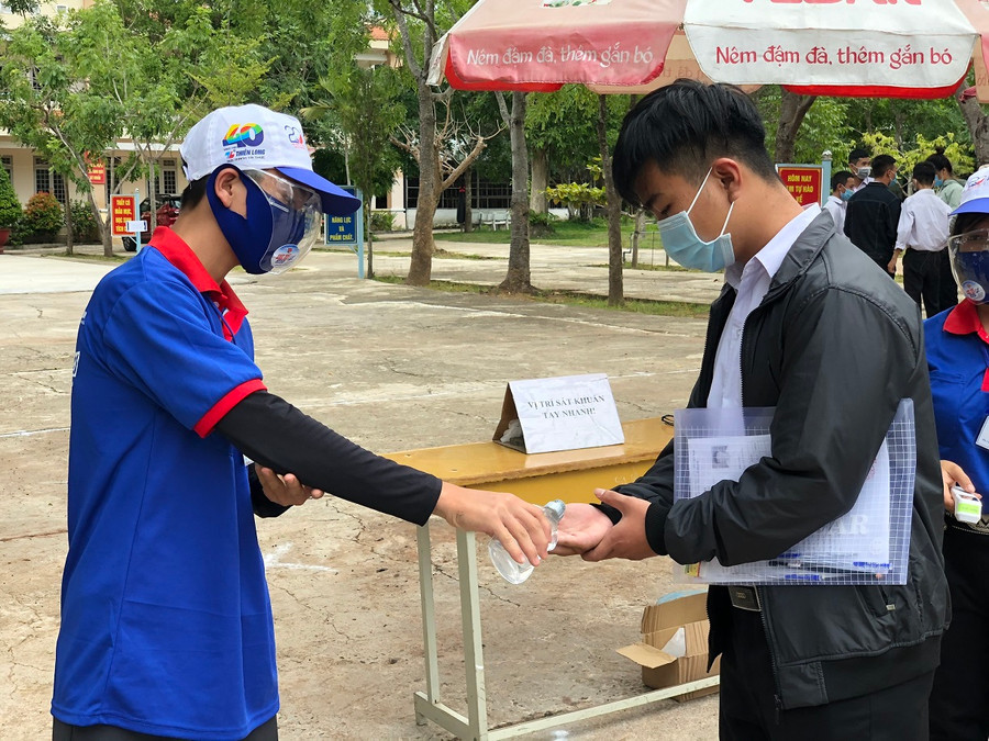 Tình nguyện viên tổ chức đo thân nhiệt, sát khuẩn cho thí sinh tại các điểm thi. Tình nguyện viên tổ chức đo thân nhiệt, sát khuẩn cho thí sinh tại các điểm thi.
