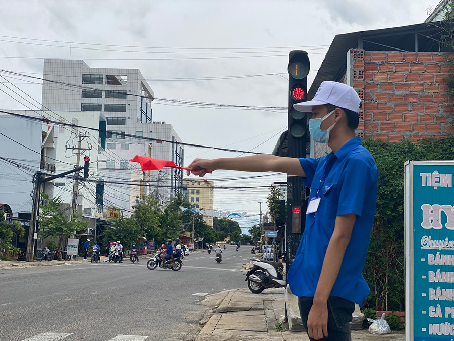 Tình nguyện viên được bố trí, phối hợp cùng lực lượng CSGT phân luồng giao thông tại các điểm thi. Tình nguyện viên được bố trí, phối hợp cùng lực lượng CSGT phân luồng giao thông tại các điểm thi.