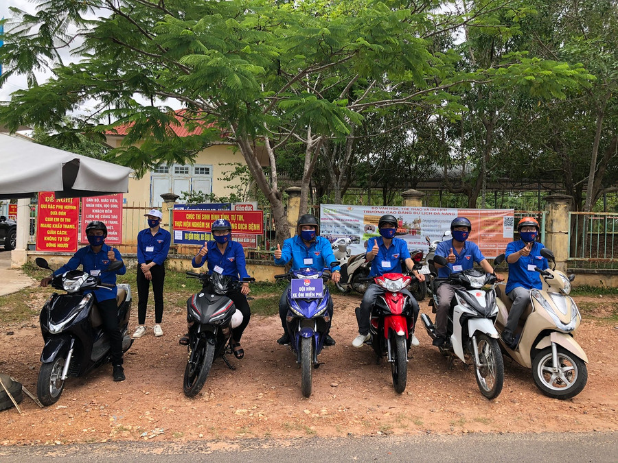Đội hình xe ôm miễn phí, sẵn sàng hỗ trợ thí sinh. Đội hình xe ôm miễn phí, sẵn sàng hỗ trợ thí sinh.
