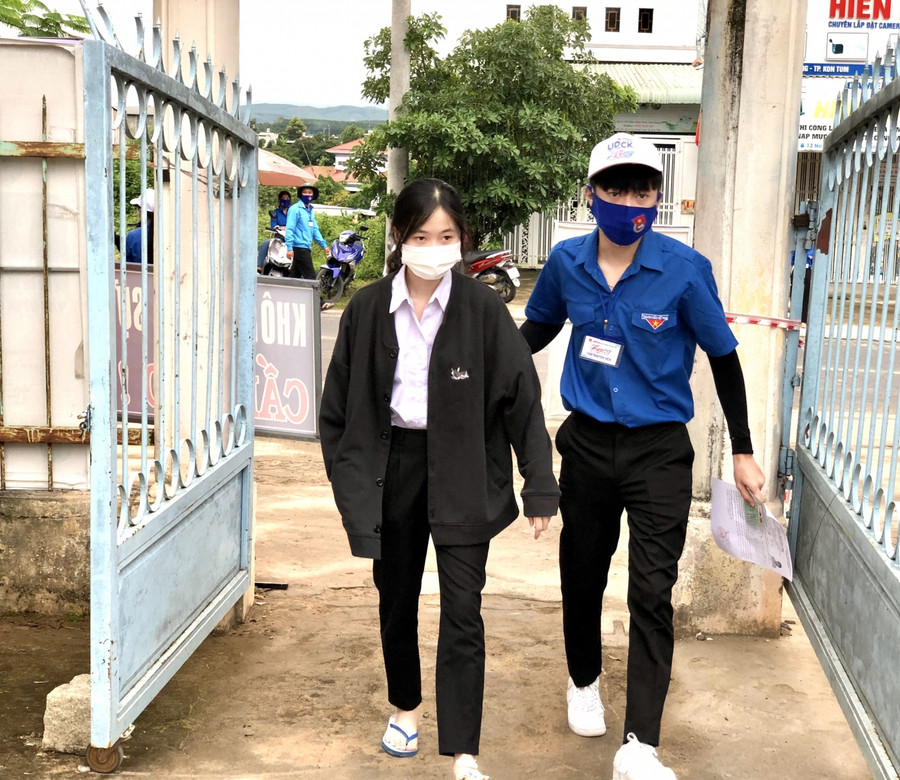 Tình nguyện viên tại điểm Trường THPT Trường Chinh (TP Kon Tum) hỗ trợ đưa thí sinh bị thương ở chân vào điểm thi. Tình nguyện viên tại điểm Trường THPT Trường Chinh (TP Kon Tum) hỗ trợ đưa thí sinh bị thương ở chân vào điểm thi.