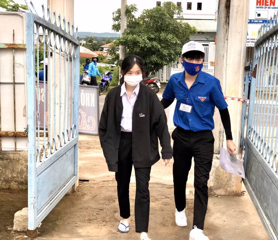 Tình nguyện viên tại điểm Trường THPT Trường Chinh (TP Kon Tum) hỗ trợ đưa thí sinh bị thương ở chân vào điểm thi.