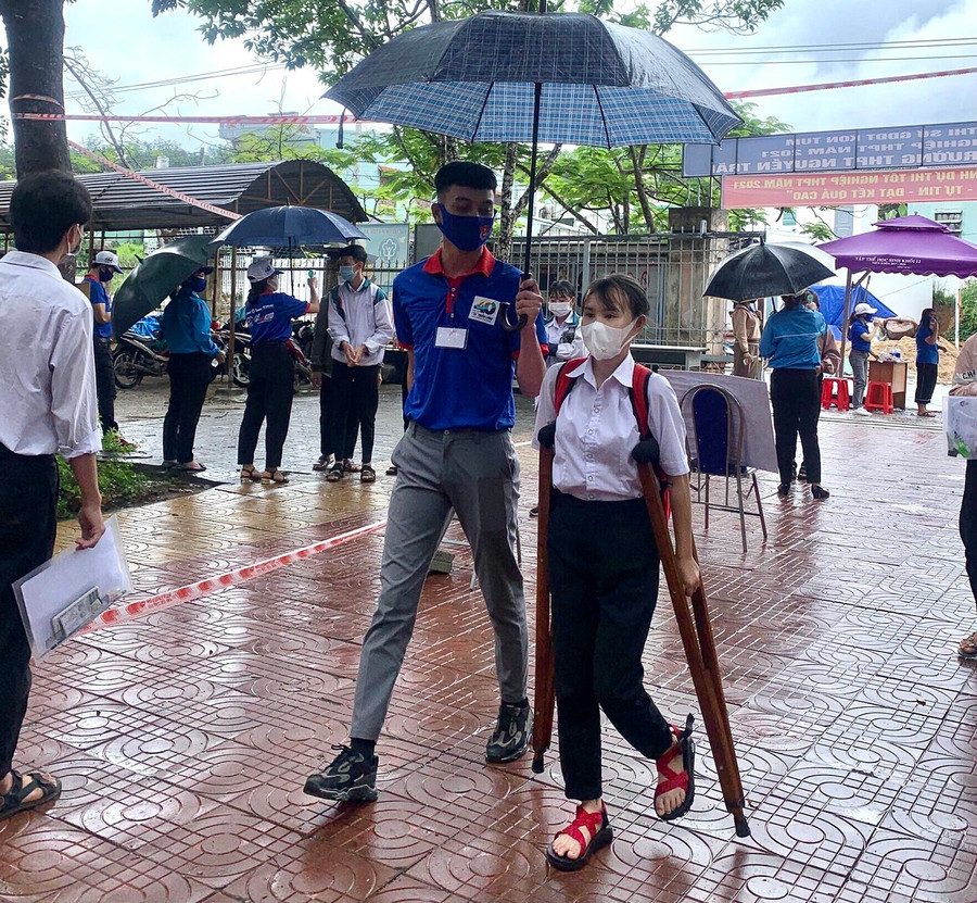 Tình nguyện viên tại điểm thi Trường THPT Nguyễn Trãi (huyện Ngọc Hồi) hỗ trợ thí sinh chống nạng vào điểm thi. Tình nguyện viên tại điểm thi Trường THPT Nguyễn Trãi (huyện Ngọc Hồi) hỗ trợ thí sinh chống nạng vào điểm thi.