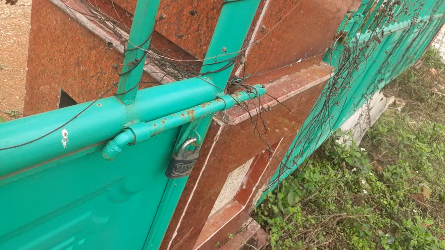 Cửa đóng then cài tại dự án Trung tâm Bảo trợ xã hội tỉnh Cao Bằng.