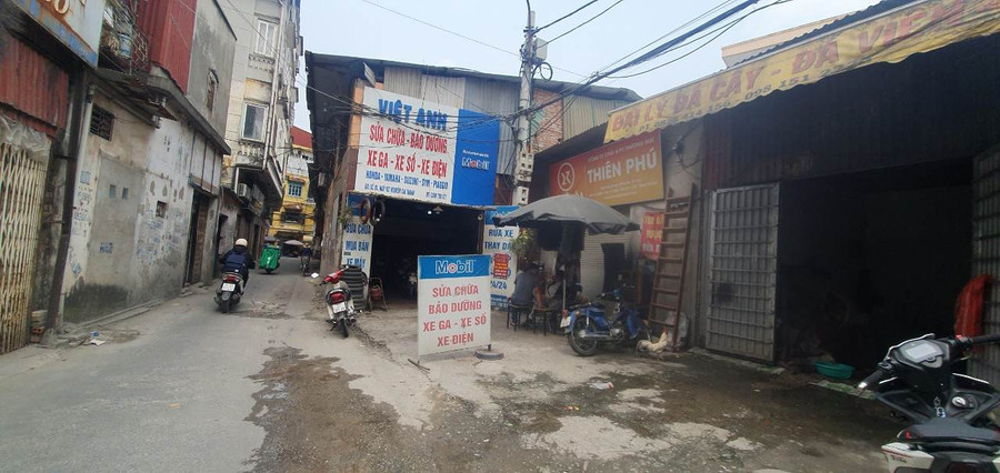 Con ngõ tạo thành một nút thắt ảnh hưởng đến giao thông. Con ngõ tạo thành một nút thắt ảnh hưởng đến giao thông.