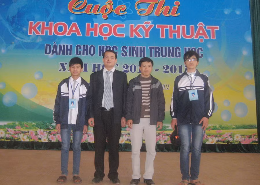 Thầy Nguyễn Mạnh Đức (thứ 2 từ phải sang)