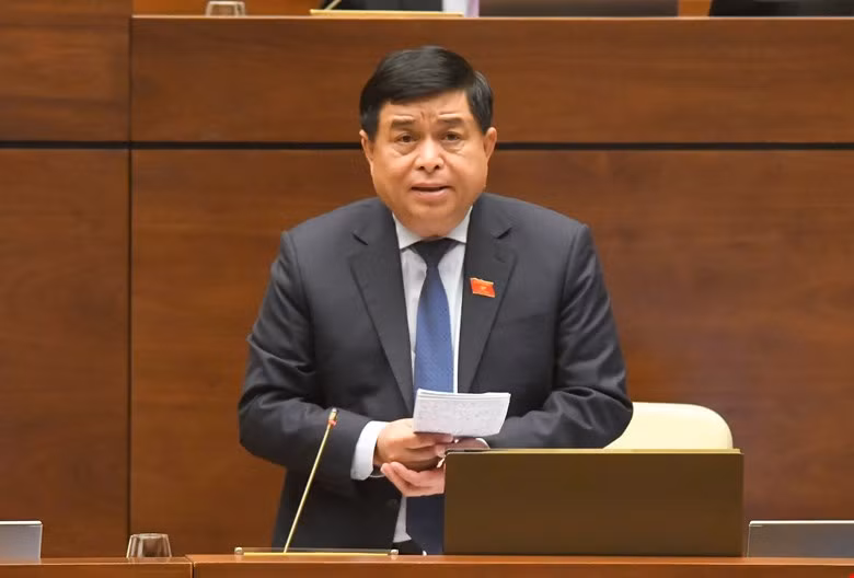 Bộ trưởng Bộ Kế hoạch và Đầu tư Nguyễn Chí Dũng phát biểu giải trình, làm rõ một số vấn đề đại biểu Quốc hội nêu.