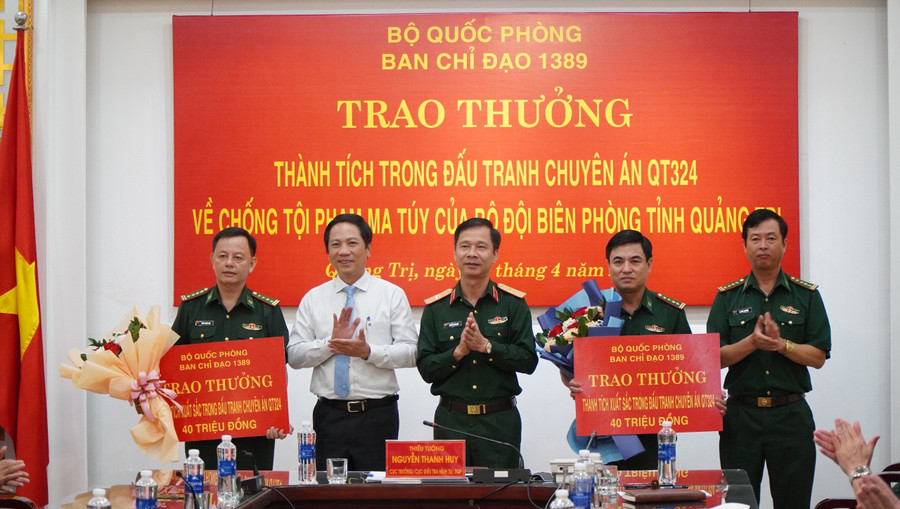Lãnh đạo Bộ Quốc Phòng và UBND tỉnh Quảng Trị khen thưởng lực lượng phá án.