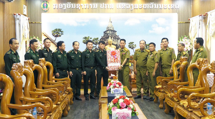Đại tá Vong Khăn In Thạ Ban, Phó Giám đốc Công an tỉnh Sạ Vẳn Nạ Khệt (Lào) tặng quà đoàn công tác BCH BĐBP tỉnh Quảng Bình.