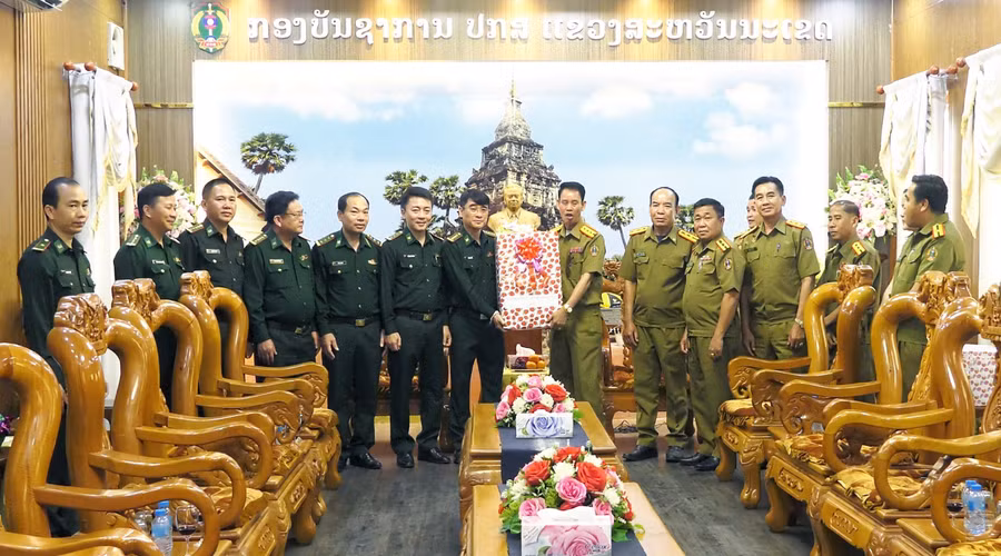 Đại tá Vong Khăn In Thạ Ban, Phó Giám đốc Công an tỉnh Sạ Vẳn Nạ Khệt (Lào) tặng quà đoàn công tác BCH BĐBP tỉnh Quảng Bình.