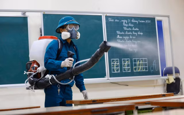 Tuyên Quang: Vệ sinh khử khuẩn lớp học phòng chống dịch Corona