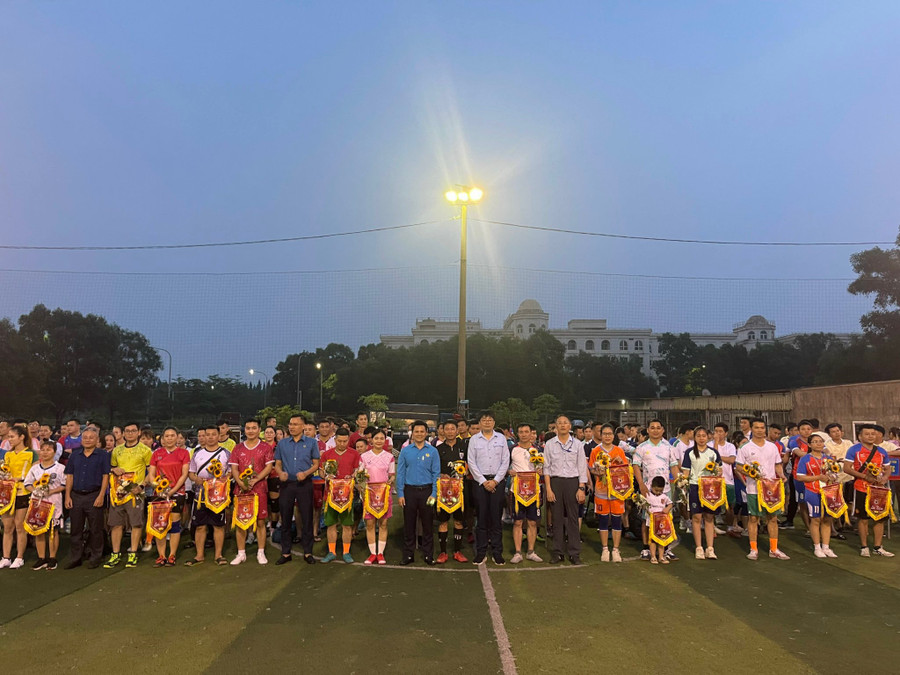 Giải đấu có 12 đội nam và 8 đội nữ. Giải đấu có 12 đội nam và 8 đội nữ.