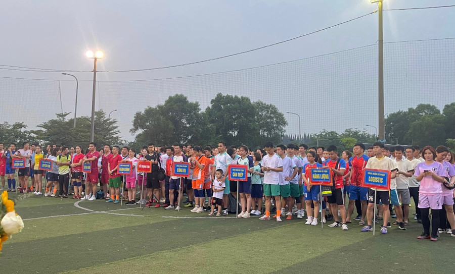 Giải bóng đá có 20 đội tham dự. Giải bóng đá có 20 đội tham dự.