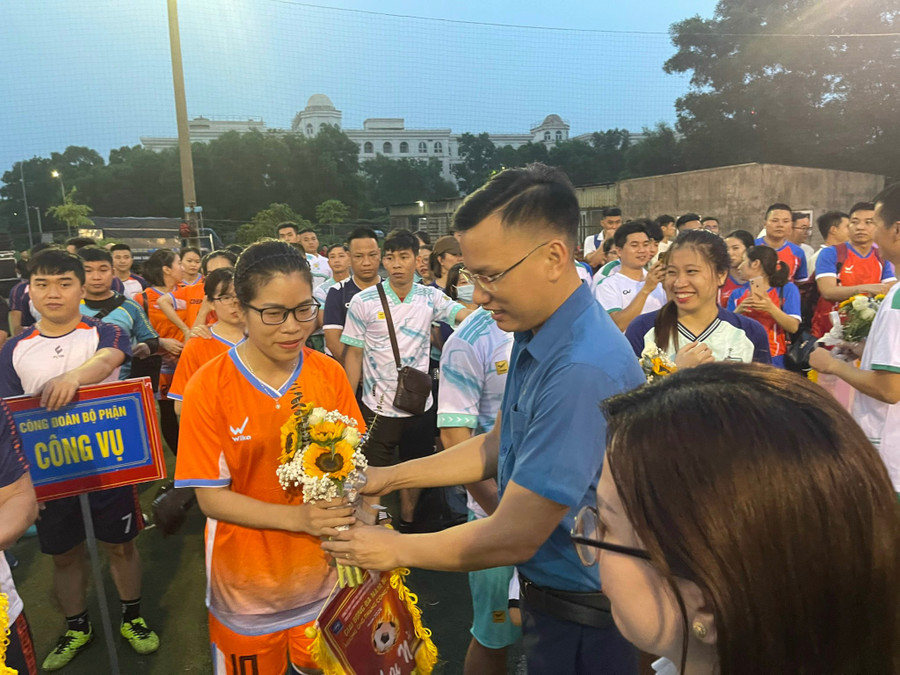 BTC tặng hoa và cờ lưu niệm các đội tham dự. BTC tặng hoa và cờ lưu niệm các đội tham dự.