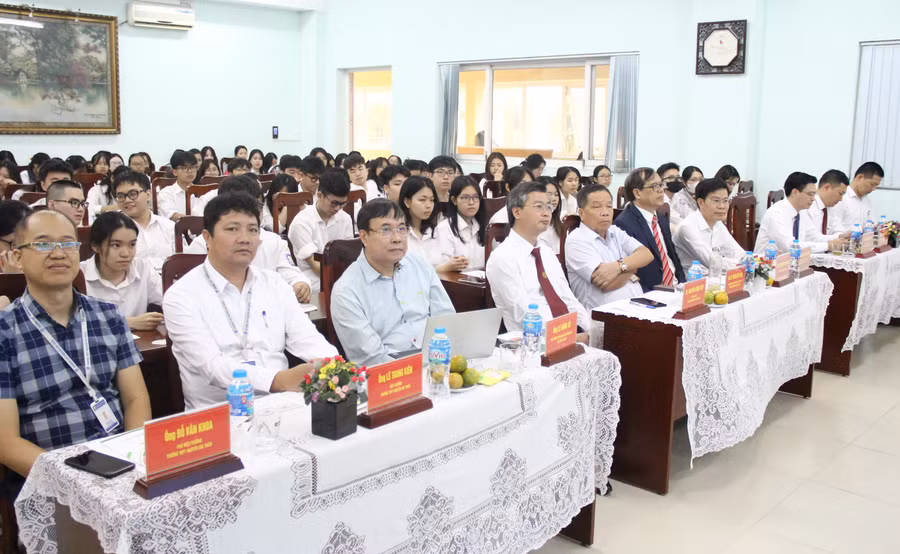 Các đại biểu tham dự hội thảo.