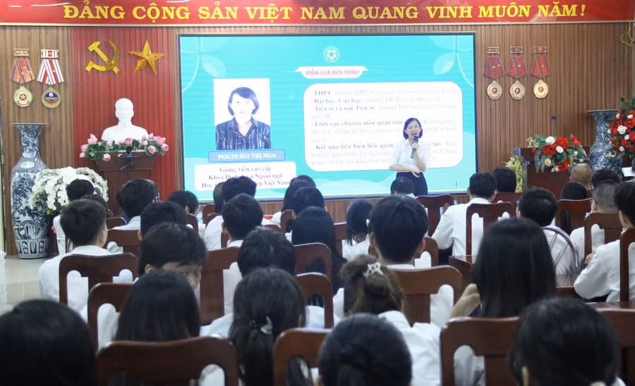 PGS.TS Bùi Thị Nga trao đổi tại hội thảo.