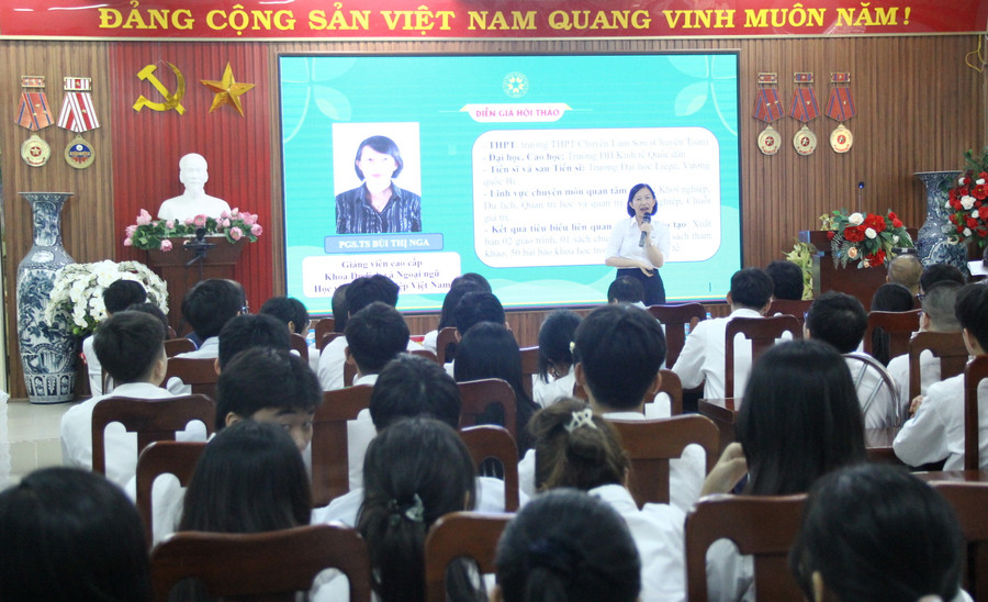 PGS.TS Bùi Thị Nga trao đổi tại hội thảo.