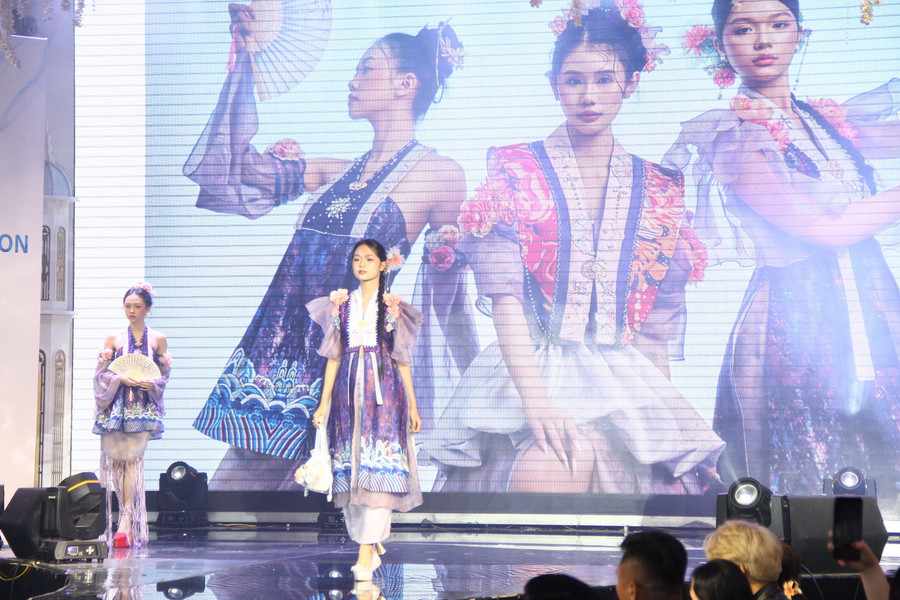 Bộ sưu tập “Xuân khởi” của nhà thiết kế Thùy Dung được lấy cảm hứng từ áo Nhật Bình. Đây là trang phục của hoàng hậu, công chúa cung đình Huế thời nhà Nguyễn.