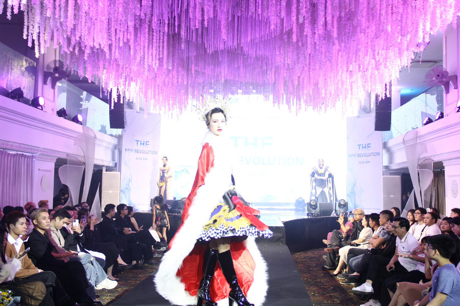 Bộ sưu tập ‘’Poker Card’’ của sinh viên Nguyễn Phạm Ngọc Anh được lấy ý tưởng từ 4 chất trong bài tây: Rô, Cơ, Bích, Tép gợi lên sự phá cách.