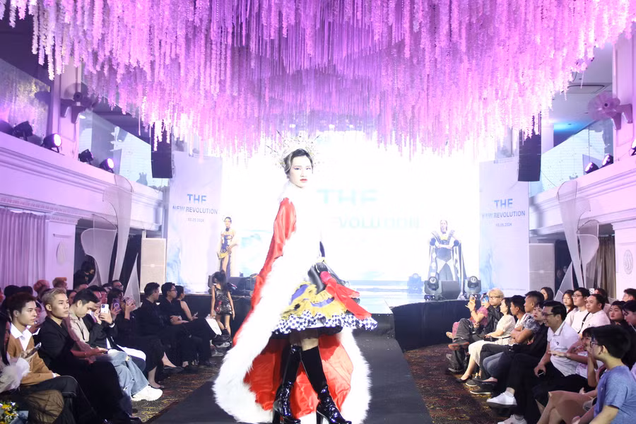 Bộ sưu tập ‘’Poker Card’’ của sinh viên Nguyễn Phạm Ngọc Anh được lấy ý tưởng từ 4 chất trong bài tây: Rô, Cơ, Bích, Tép gợi lên sự phá cách.