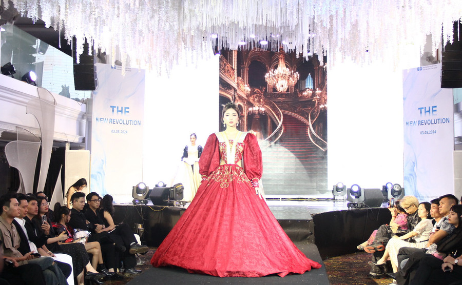 Bộ sưu tập &quot;Queen&quot; của sinh viên Hồ Thị Ngọc Anh lấy ý tưởng từ trang phục thời kỳ Phục Hưng, thể hiện nét quyền uy, giàu sang.