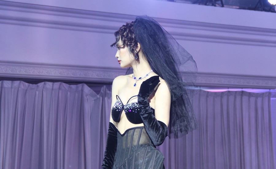 Bộ sưu tập mang tên “Queen Heart” của sinh viên Nguyễn Thị Duyên lấy cảm hứng từ trang phục thời kì victoria những năm 1860-1880.