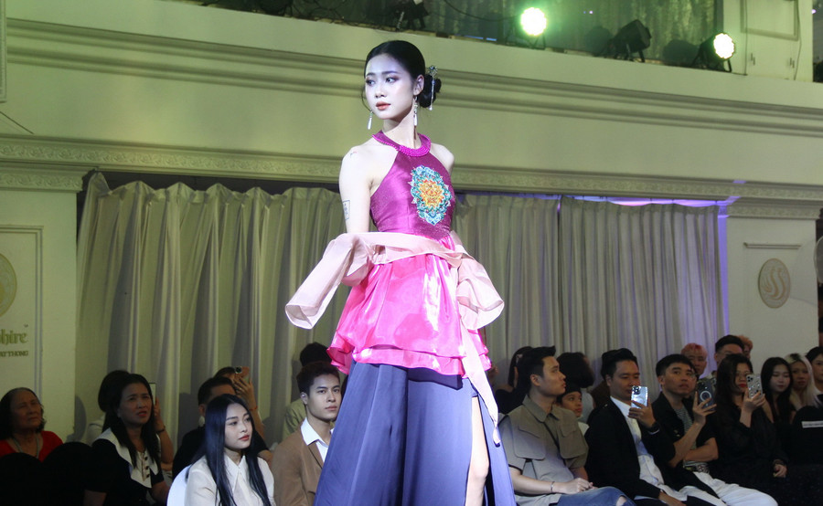 “ Họa Nguyệt” là Bộ sưu tập lấy ý tưởng từ trang phục của phụ nữ Kinh Bắc. Sự kết hợp giữa truyền thống, hiện đại tạo nên vẻ đẹp hài hòa của người phụ nữ xưa và nay.