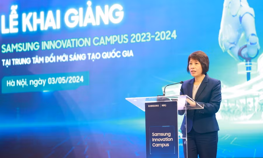 Bà Nguyễn Thị Bích Ngọc - Thứ trưởng Bộ Kế hoạch và Đầu tư phát biểu tại lễ khai giảng.