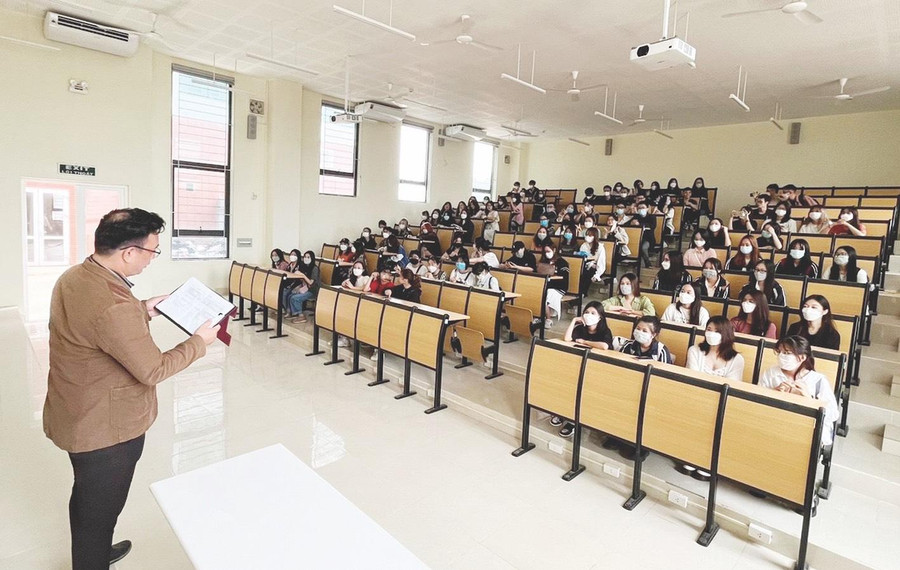 Giảng đường HT1 tại Hòa Lạc rộng cửa đón chào sinh viên lên học tập. Giảng đường HT1 tại Hòa Lạc rộng cửa đón chào sinh viên lên học tập.