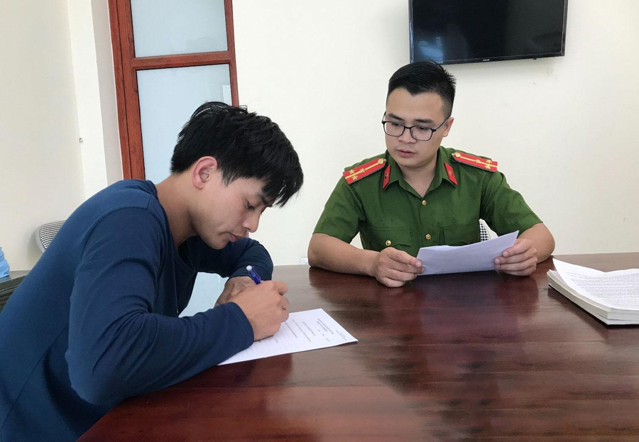 Đối tượng Lý Kiềm Vần tại cơ quan công an. Đối tượng Lý Kiềm Vần tại cơ quan công an.
